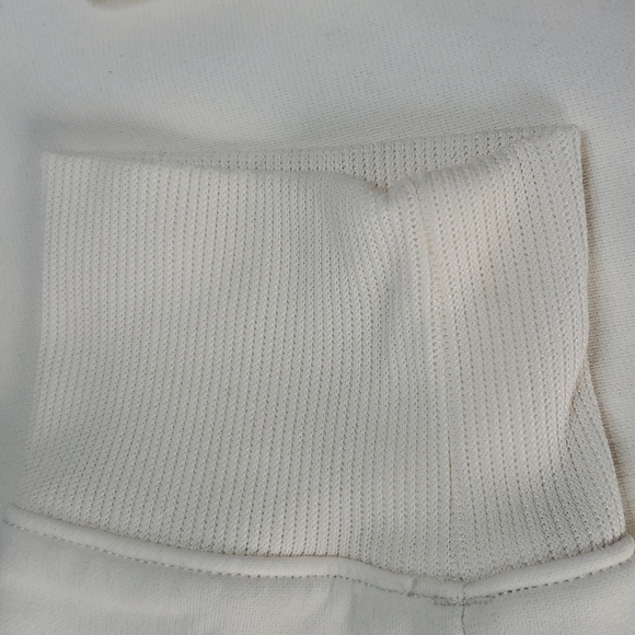 Under Armour Cold Gear size Large Color is cream. - Picture 11 of 13